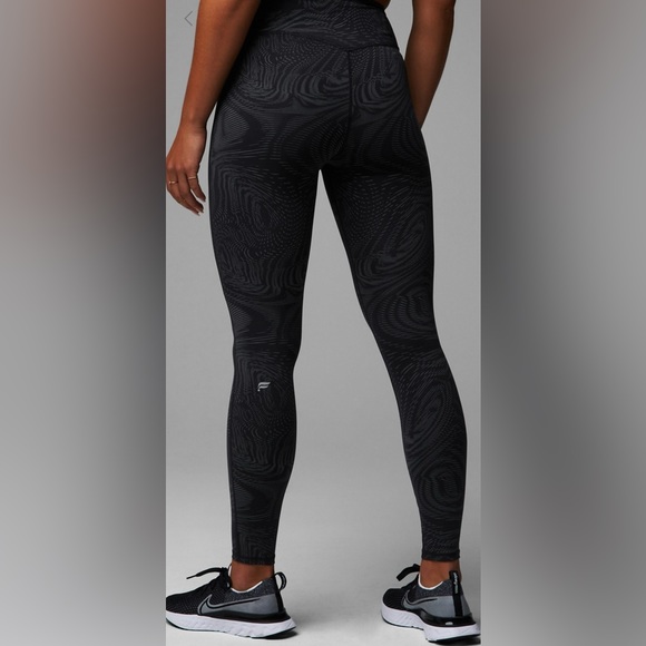 🌟Rare🌟 Fabletics Black High Frequency Reflective Trinity 7/8 Legging | XS | NWT - Picture 2 of 9